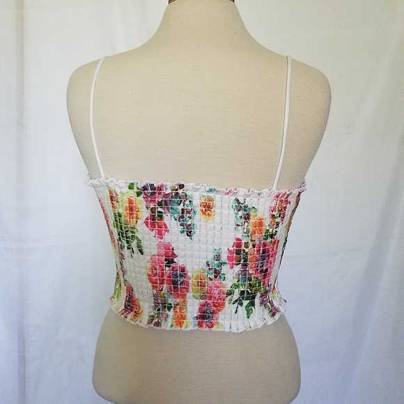 $10 White Floral Print Crop Top - Picture 4 of 7